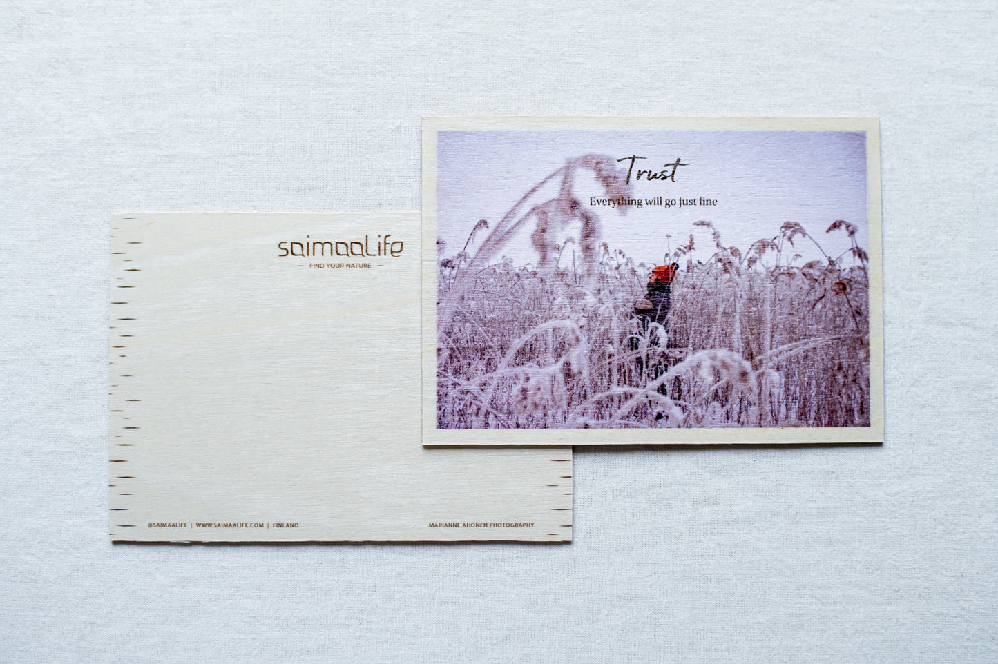 木のアート作品 "Trust. Everything will go just fine."